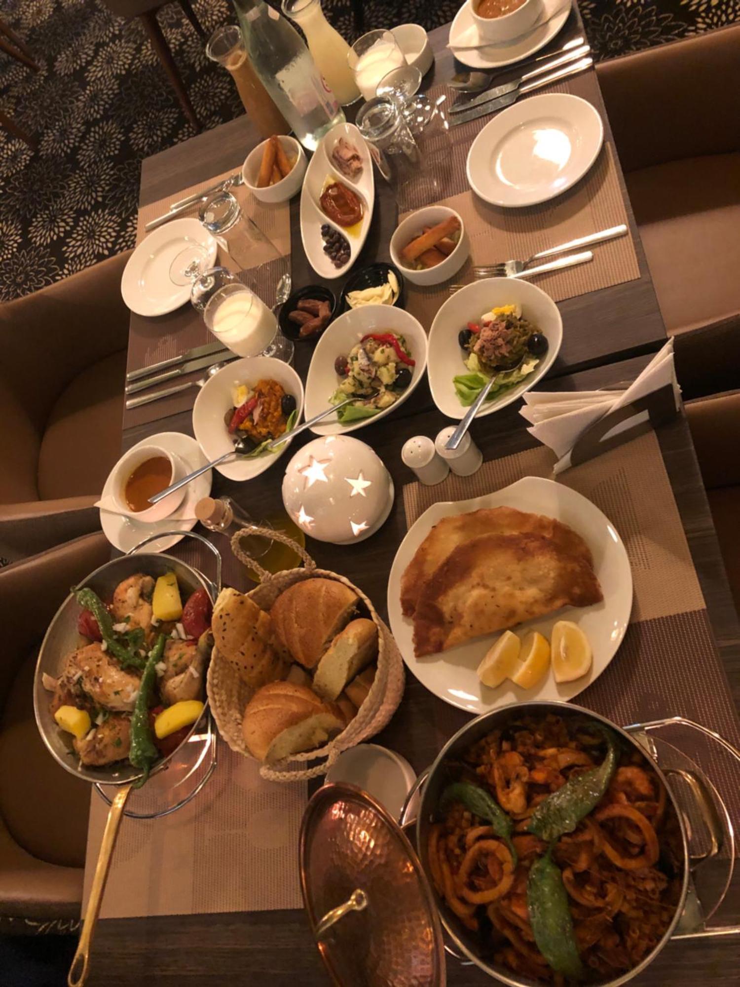 Hotel La Maison Blanche Тунис Экстерьер фото A selection of dishes at the restaurant