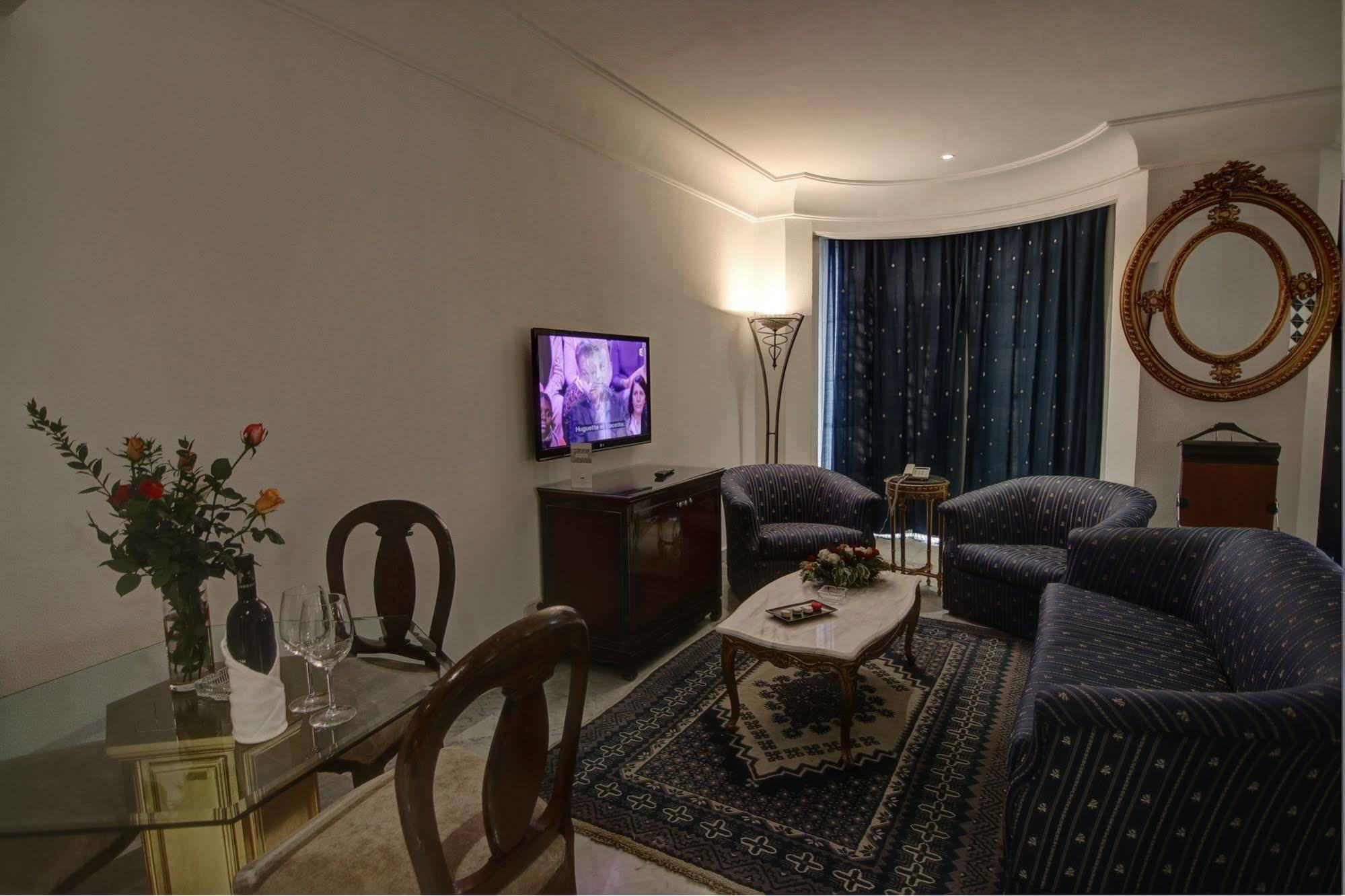 Hotel La Maison Blanche Тунис Экстерьер фото A living room in a hotel