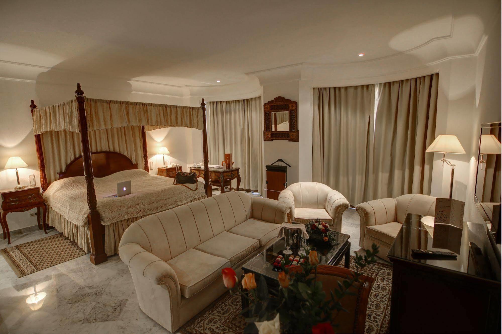 Hotel La Maison Blanche Тунис Экстерьер фото A suite at the hotel