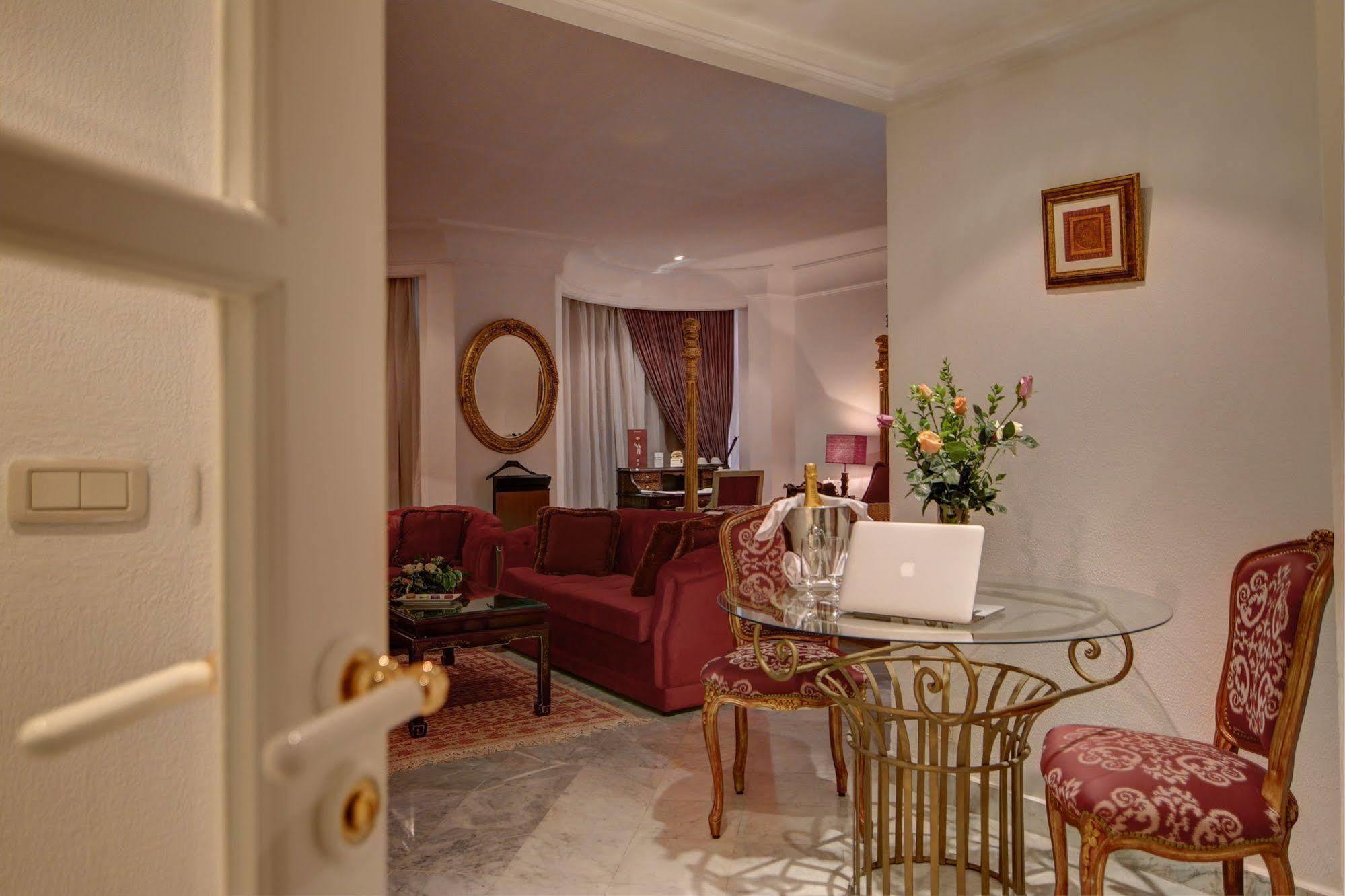 Hotel La Maison Blanche Тунис Экстерьер фото A suite at the hotel