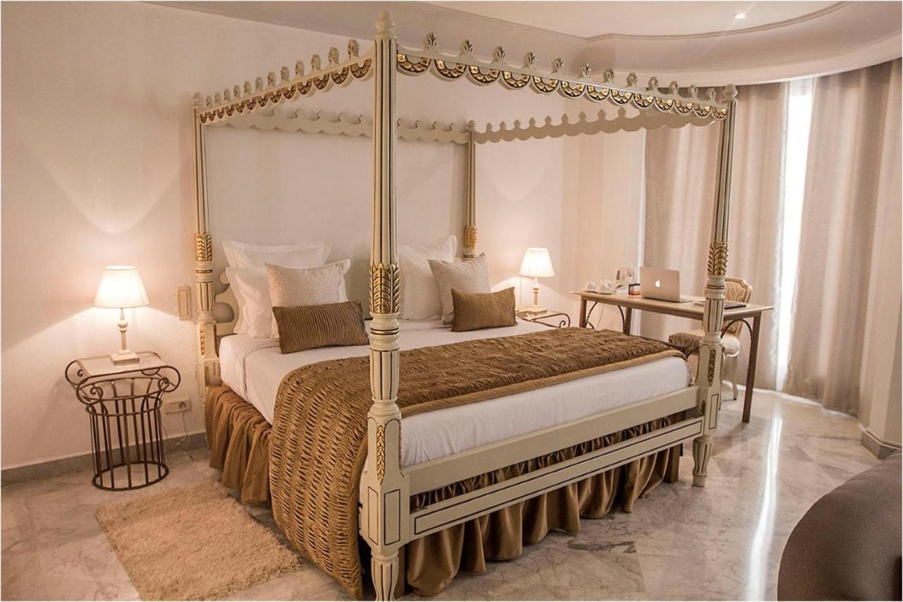 Hotel La Maison Blanche Тунис Экстерьер фото A four-poster bed