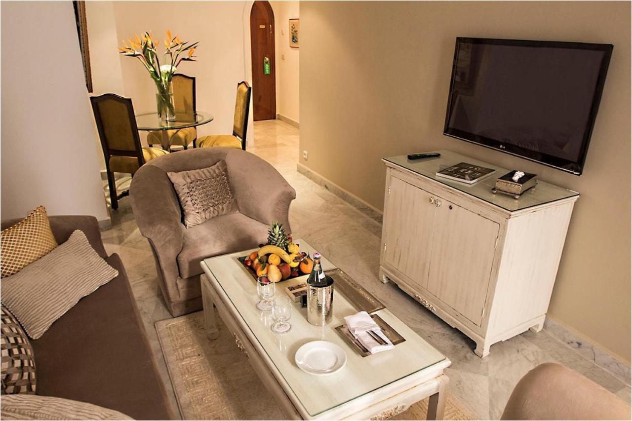 Hotel La Maison Blanche Тунис Экстерьер фото A living room in a suite at the Ritz-Carlton, Dubai
