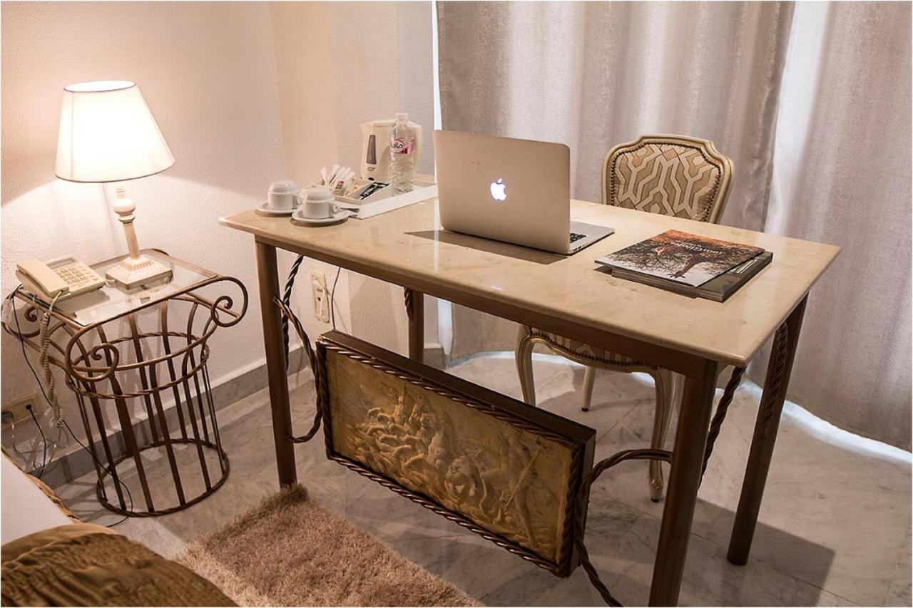 Hotel La Maison Blanche Тунис Экстерьер фото A writing desk